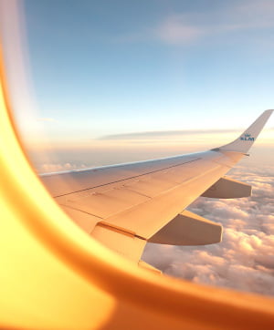 Sicht aus dem Fenster eines fliegenden Flugzeugs